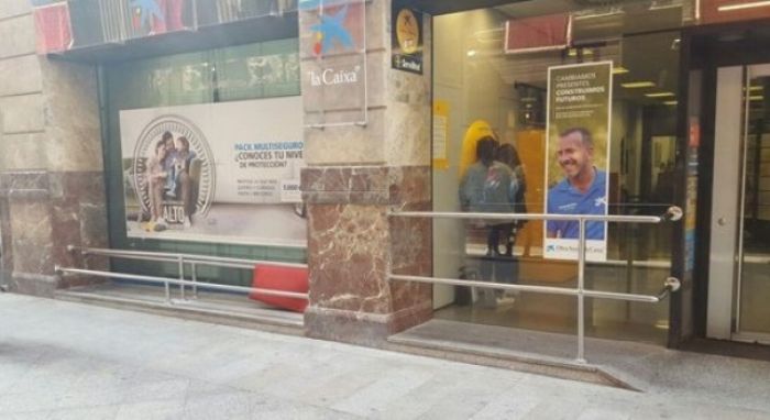 Denuncian a un banco de Murcia por colocar barreras "antimendigos" en su fachada
