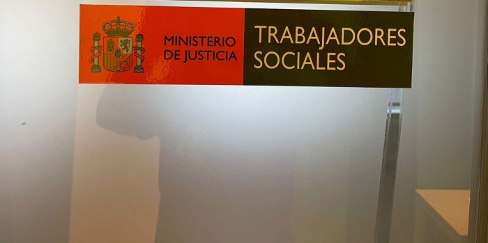 La "sala amigable" del Palacio de Justicia de Murcia ha sido dotada de rótulos identificativos de Trabajo Social, tal y como se solicitó por parte del Colegio y las/os profesionales