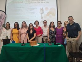 El Colegio de Trabajo Social de Cádiz estuvo ayer en la Casa de la Juventud de Cádiz en la  Jornada organizada por el Colegio de Médicos de Cádiz con el acompañamiento al final de la vida como centro de la reflexión.